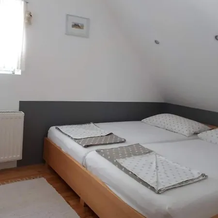 Stela Počitniška hiša *